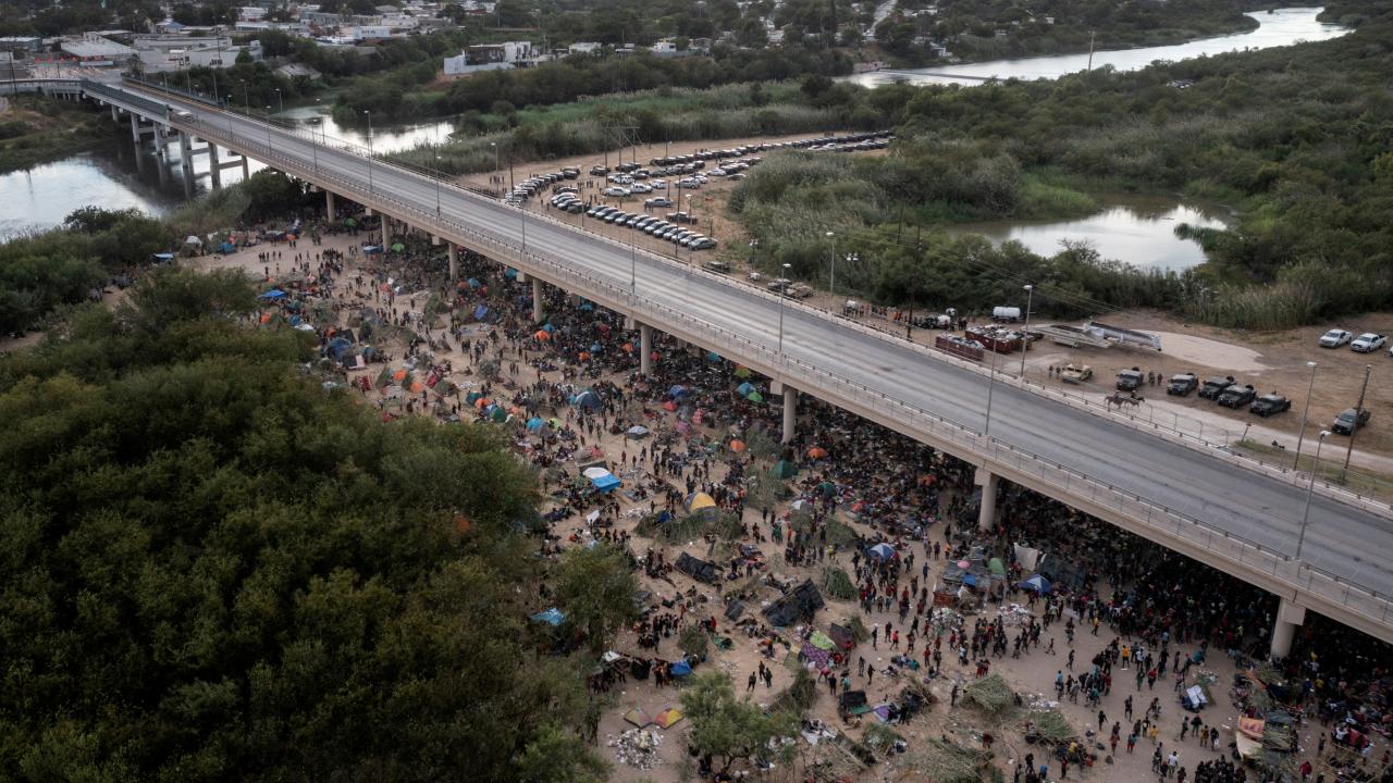 Binlerce göçmen zor şartlar altında bekletildi