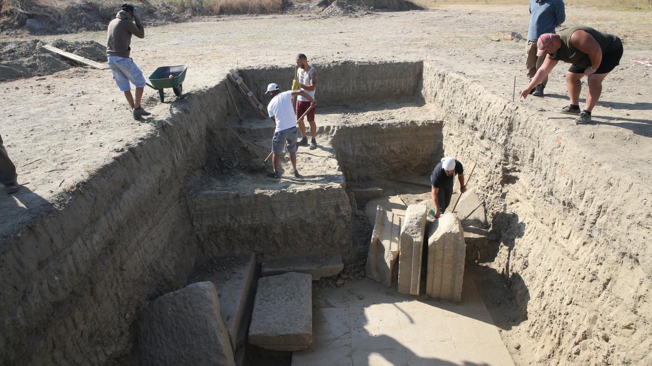 Kökdemir, bu alanda Zeus Tapınağı`nın giriş kapısına ulaştıklarını ifade ederek, şöyle devam etti:
