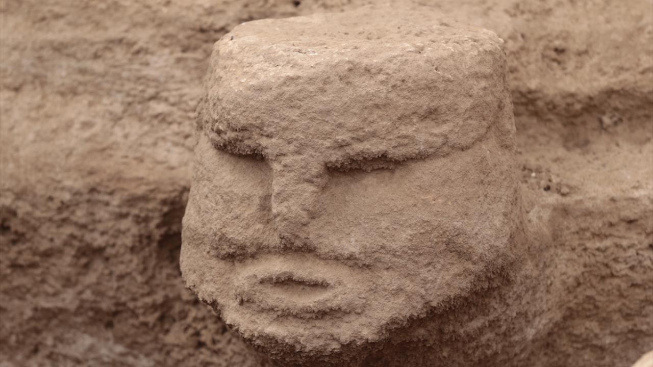 3 boyutlu leopar taşıyan insan heykeli