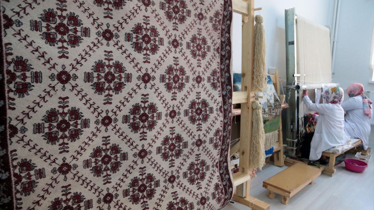 "Kilimin en büyük özelliği, kök boyalarıyla yapılıyor olmasıdır"