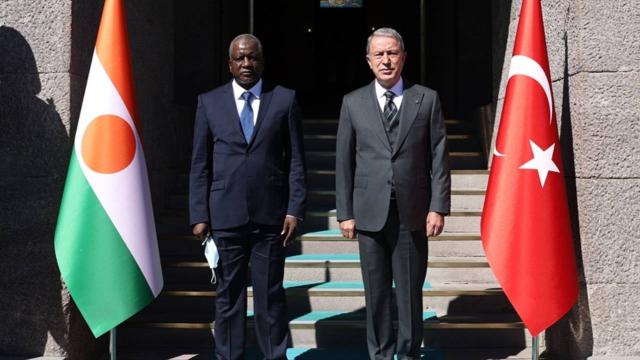 Bakan Akar, Nijerli mevkidaşı İndattou ile görüştü