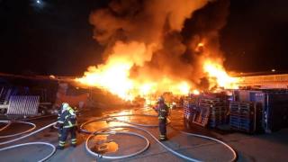 Almanya'da biri Türk vatandaşına ait 3 iş yeri yandı