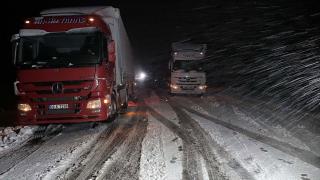 Kar ve tipi nedeniyle tırlar yolda kaldı