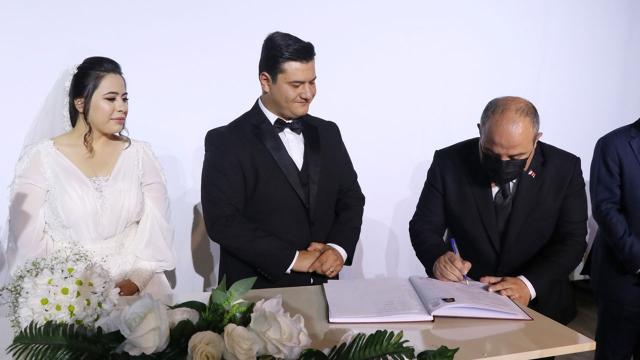 Bakan Varank sözünü tuttu, nikah şahitliği yaptı
