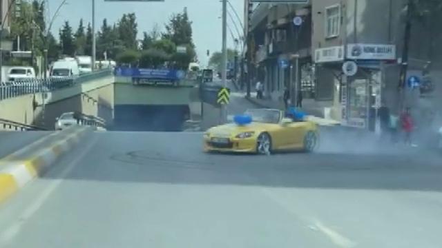 Yolu kapatıp drift yapan sürücüye 8 bin lira para cezası