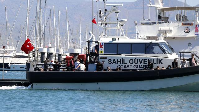 Teknede 254 düzensiz göçmen yakalandı