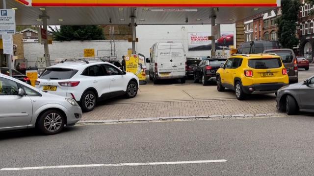 İngilterede "benzin" endişesi: Uzun kuyruklar oluştu