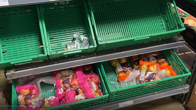 İngilterede "akaryakıt" krizi: Market rafları boş kaldı