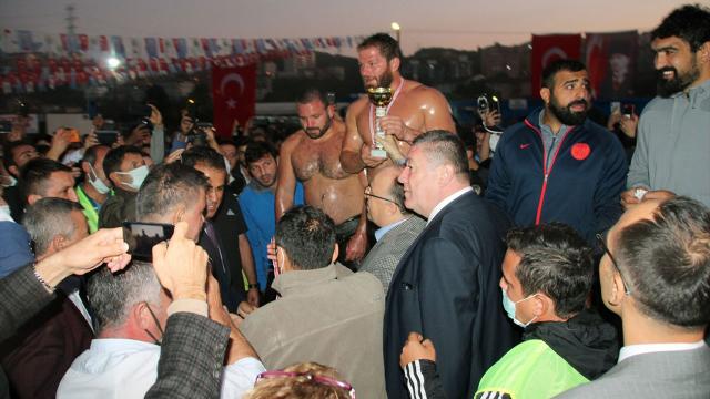 Alaplı Yağlı Güreşlerinde başpehlivan İsmail Balaban oldu