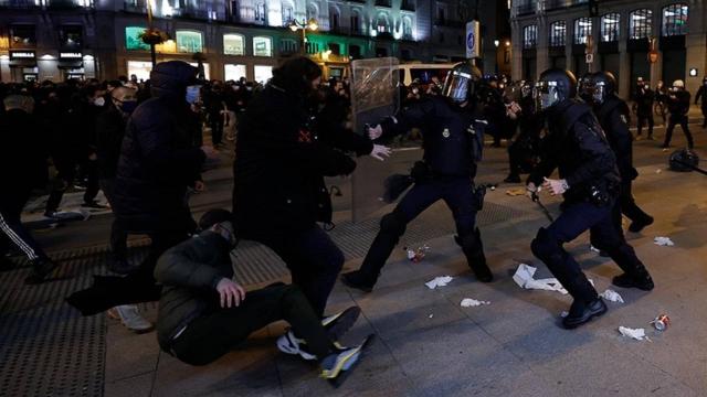 İspanyada gençlere polis müdahale etti: 43 yaralı