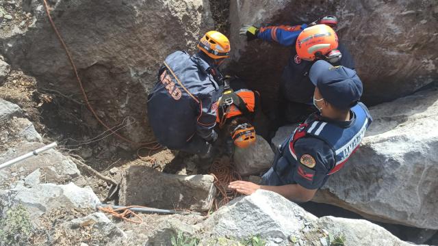 Niğdede kayalıklarda mahsur kalan oğlak kurtarıldı