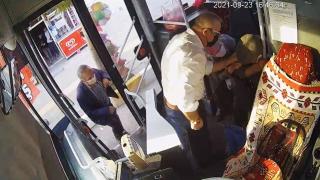 Kriz geçiren yolcuyu hastaneye yetiştirdi