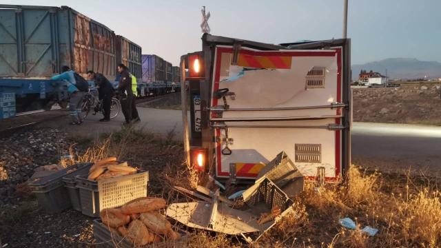 Afyonkarahisarda yük treni kamyonete çarptı: 1 yaralı