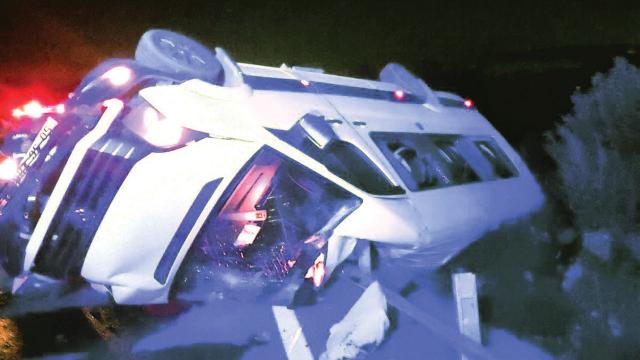 Kız istemeye gidenleri taşıyan minibüs devrildi: 15 yaralı