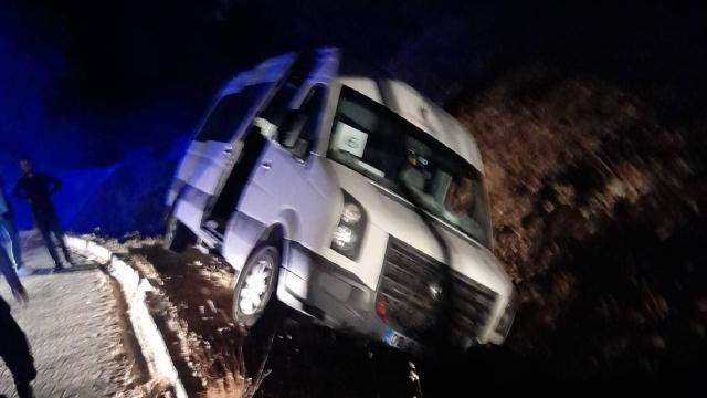 Adıyamanda minibüs şarampole devrildi: 5 yaralı