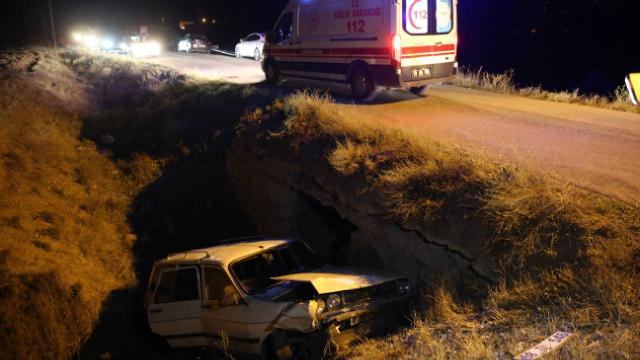 Menfeze düşen otomobildeki 3 kişi yaralandı