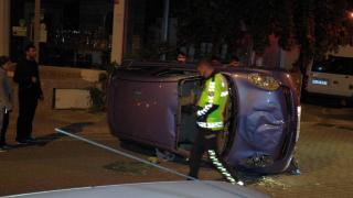 Park halindeki araçlara çarpan otomobil takla attı: 2 yaralı