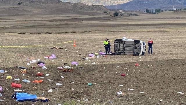 Hafif ticari araç yoldan çıktı: 2 ölü, 3 yaralı