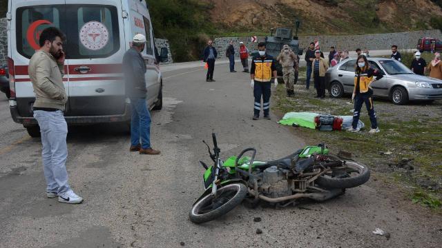 Trafik levhasına çarpan motosiklet sürücüsü hayatını kaybetti