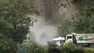 Rize'de heyelan: Araçlar son anda kurtuldu