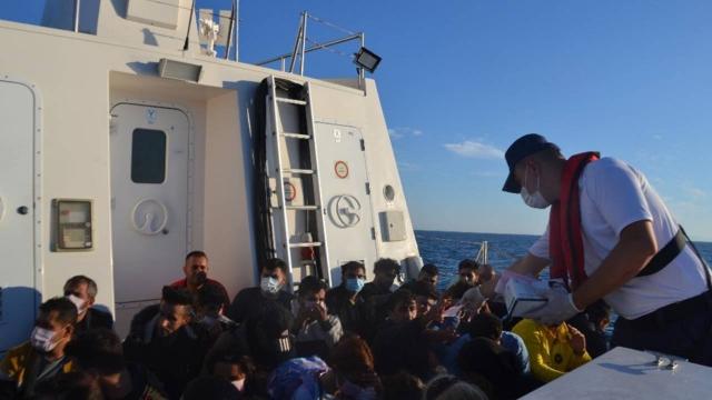 Türk kara sularına itilen 306 düzensiz göçmen kurtarıldı