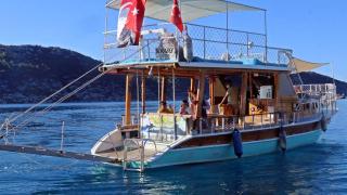 Antik kent içindeki köylerinden tekneyle okula gidiyorlar