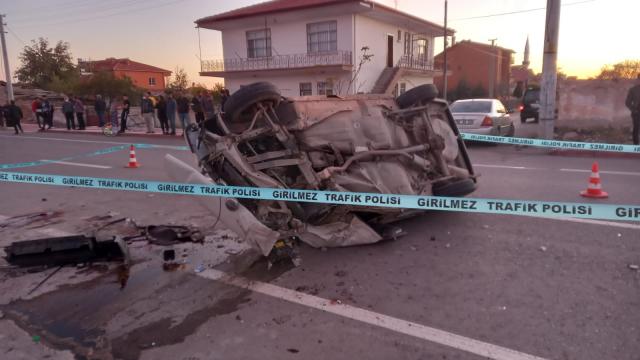 Aksarayda hafif ticari araçla otomobil çarpıştı, 1 kişi öldü