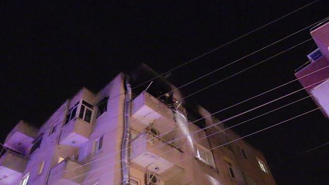 Yangında mahsur kalan kişinin imdadına bekçiler yetişti