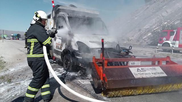 Kırıkkalede seyir halindeki kamyonet yandı