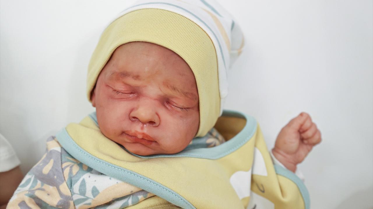 Özel bir boya ile boyama işlemi yapılıyor