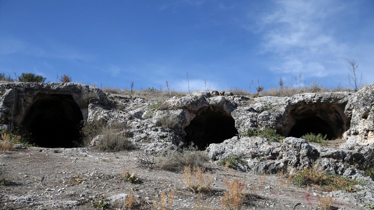 Mezarlar duvar resimleriyle süslenmiş