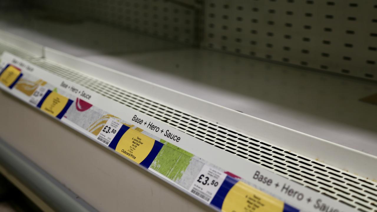 Yakıt krizi bazı marketlerde rafların boş kalmasına neden oldu