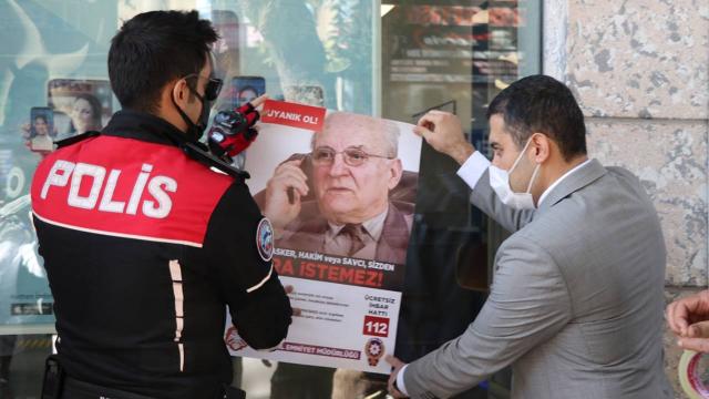 Niğdede polisler dolandırıcılığa karşı bilgilendirici afiş astı