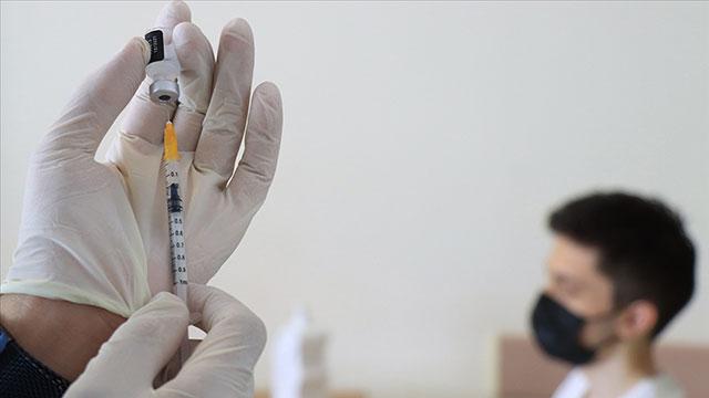 Belçikada 65 yaş üstü kişiler üçüncü doz aşı yaptırabilecek