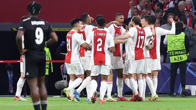 Ajax Beşiktaşı iki golle geçti