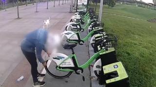 Belediyeye ait bisikletlerin lastiklerini bıçakladı