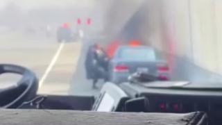 Otoyolda yanan arabanın sürücüsü böyle kurtarıldı