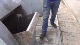 Çöpte bulduğu kediyi ezilmekten son anda kurtardı