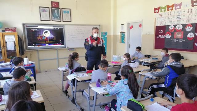 Jandarmadan öğrencilere çevre, doğa ve hayvanları koruma eğitimi