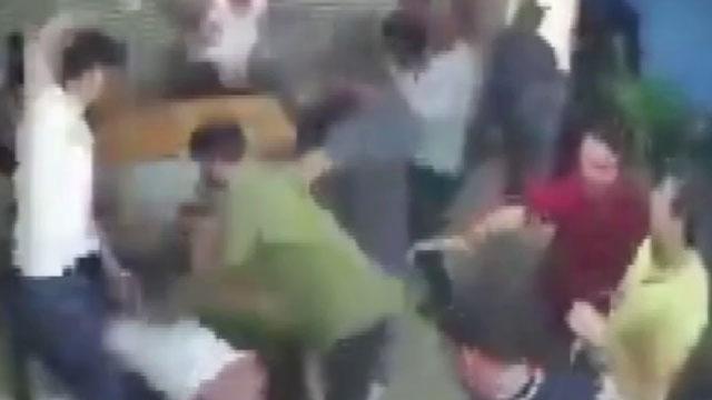 Düğün yemeğini beğenmediler, yemek firmasını bastılar