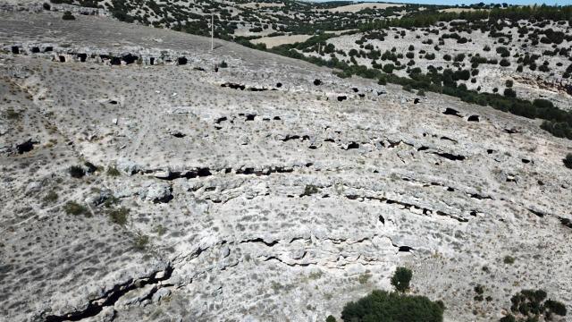 "Makedon askerlerin kalesinde" 400 kaya mezarı bulundu