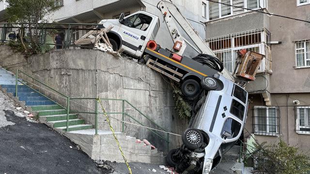Park halindeki otomobile çarpan araç istinat duvarında asılı kaldı