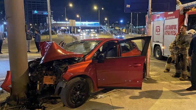 Reklam panosuna çarpan otomobildeki 2 kişi yaralandı