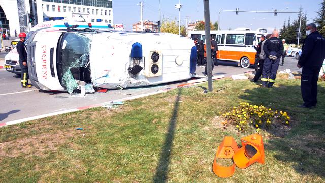 Hasta taşıyan ambulansla dolmuş çarpıştı: 10 yaralı