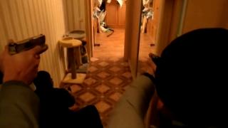 KGB ajanları eve baskın yaptı