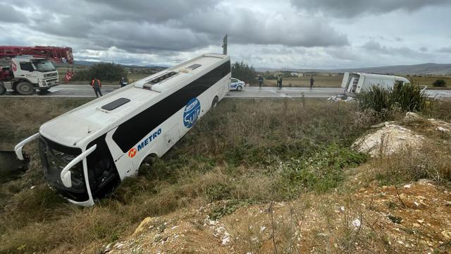 Yolcu otobüsü minibüsle çarpıştı: 10 yaralı