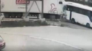 Tırla çarpışan yolcu otobüsü devrildi