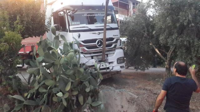 Mersinde park halindeyken hareket eden tır, refüje çarparak durdu