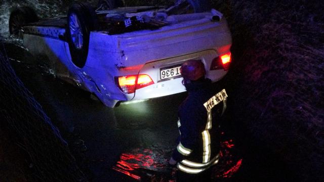 Sulama kanalına otomobil uçtu