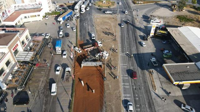 Devrilen yem yüklü tır kara yolunda ulaşımı aksattı